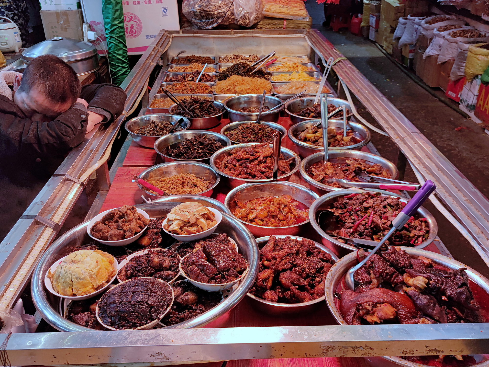 湖南#武冈#市场里的熟食店，看起来不错，就是满眼重口味，想试试招牌的血鸭。另外还