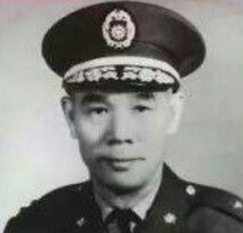 他是国军将领中的异类，蒋介石的得意弟子，战场上比张灵甫凶悍，比胡琏更加狡猾，就连