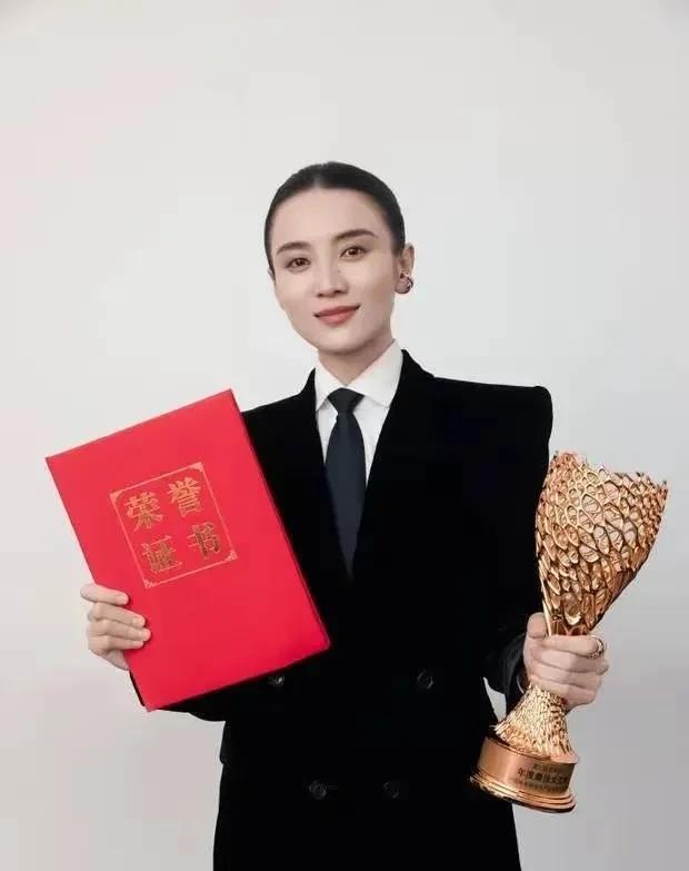 金树林绽放之夜，宋佳凭借《山花烂漫时》拿下年度女主角，妥妥的人生赢家！
晚宴上，
