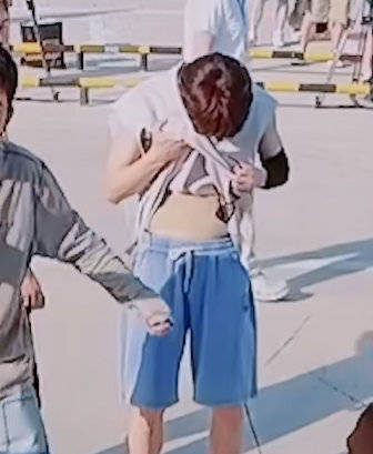 #鹿晗腹肌没了#鹿晗五哈掀上衣发现腹肌没了，肚子上的肉肉好可爱呀！这次录节目真的