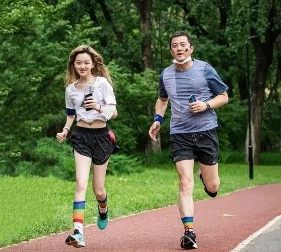 女大十八变❗李嫣现在也太漂亮了吧！！
王菲送李嫣上大学啦！据说是英国的大学，母女