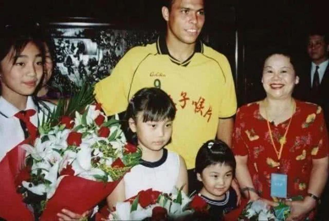 2003年，罗纳尔多来中国旅游，一个富婆说：“你赔我顿饭，我给你30W美金”，他