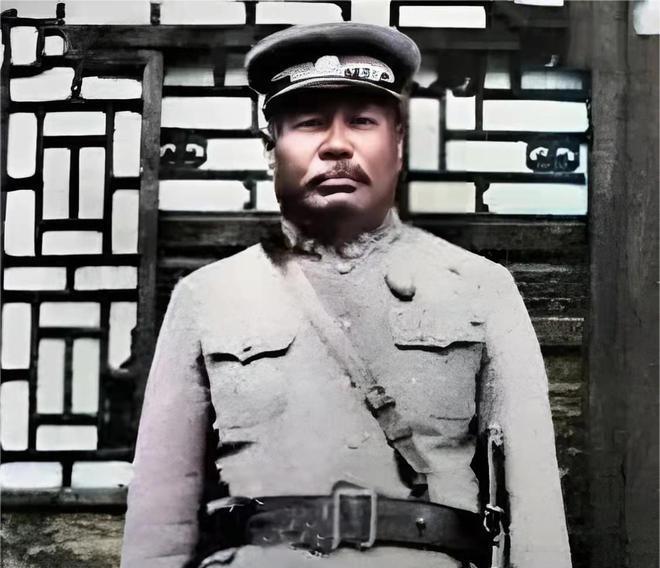 1933年3月，日军进犯热河，汤玉麟带着亲信部队，用军车、骡马拖着几百万大洋和大
