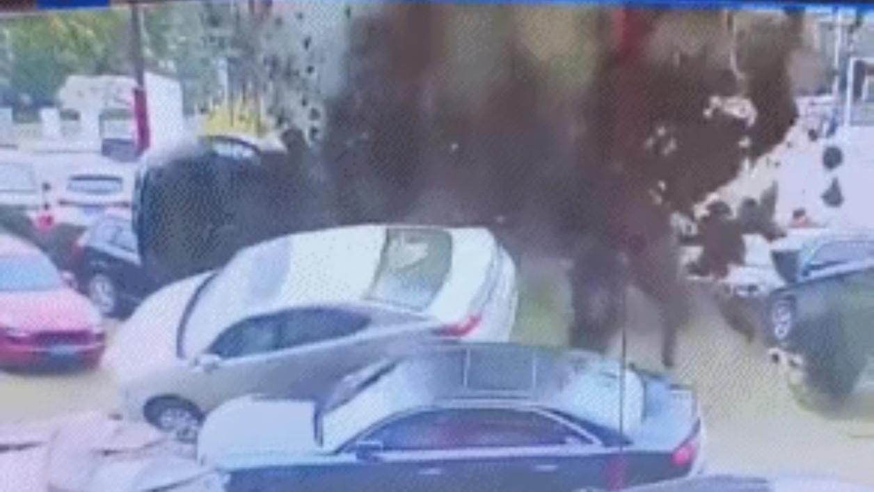 四川内江熊孩子放炮惹大祸，养子不教后果很严重