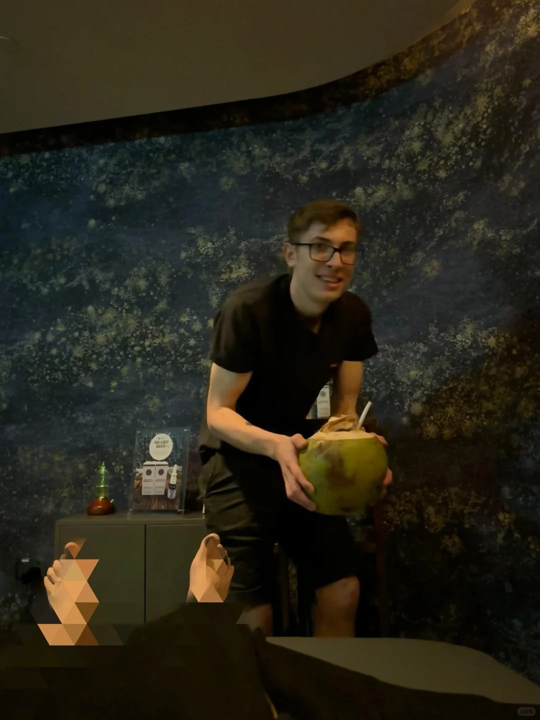 🇬🇧男朋友仆人感好重怎么办
把我送到休息室
因为我说想喝椰子水
不知道跑去哪