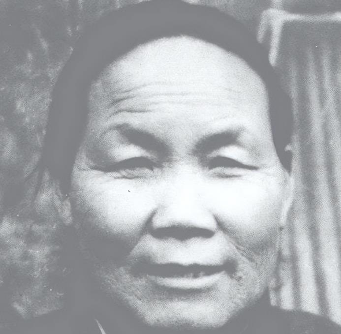 1940年，山东一位老大娘热心地给八路军战士们做了白面馒头。饿坏了的战士们正吃得
