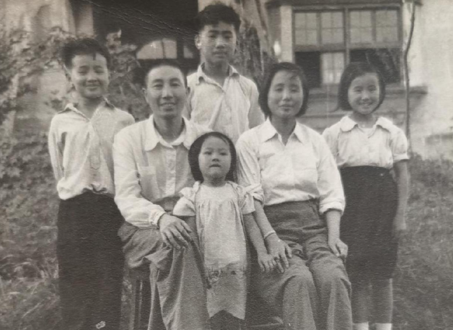 上世纪60年代，老家的侄子进城，前来探望上海警备区政委秦化龙少将。一见面，侄子就