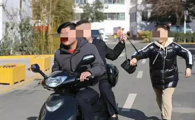 甘肃，男子下车后忘记锁车门，等他想起来的时候，俩小偷已经趁机将车内钱包偷走，正准