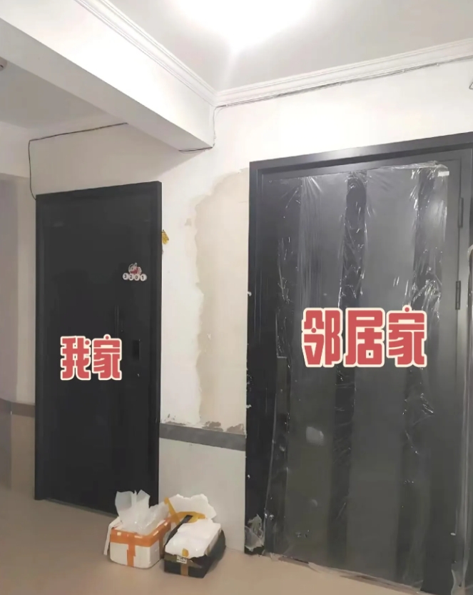 邻居家最近悄没声的换了门 ，门比我家气派多了，还高一截，每次经过门口，我这心里就