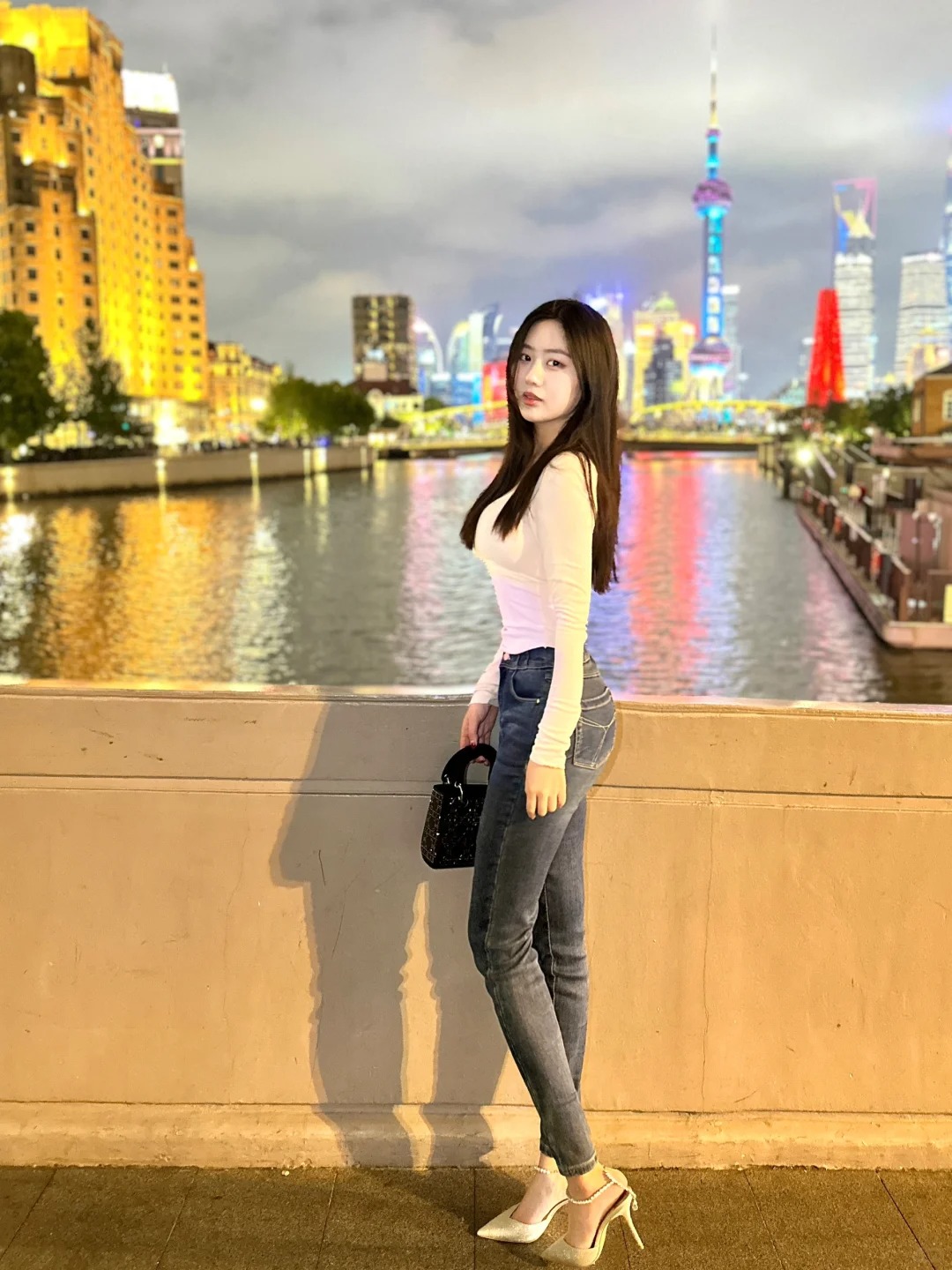上海乍浦路桥🌃
夜景真的很美 晚上风挺大的 桥梁有点低 拍照的时候要小心点