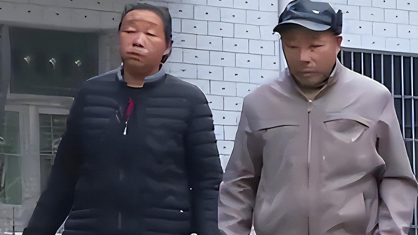 70多岁大爷收留流浪女13年，本以为是天赐良缘，不料却是水中捞月