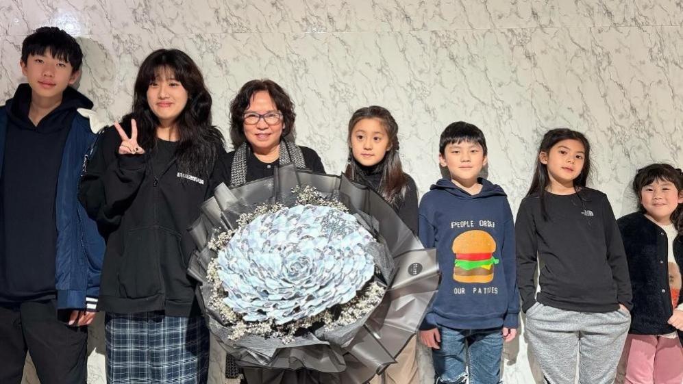 贾静雯一家盛况：71岁奶奶太年轻，波妞太惊艳！
