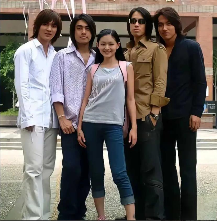 台湾资深媒体说:那时选大S出演“杉菜”，其实挺“羞辱”她。
2001年，25岁的