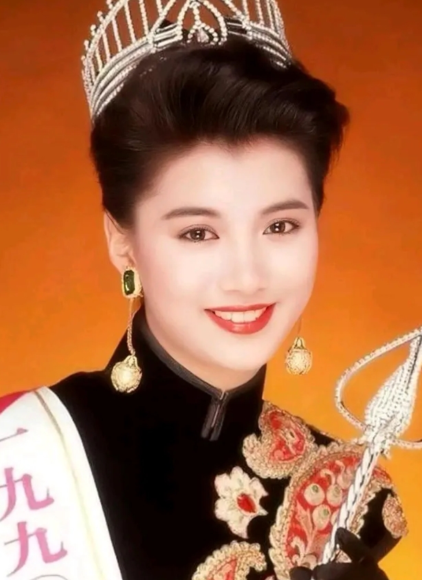 演员，袁咏仪说，我是1990年香港小姐的冠军，曾志伟是那届的司仪。我刚拿冠军没多