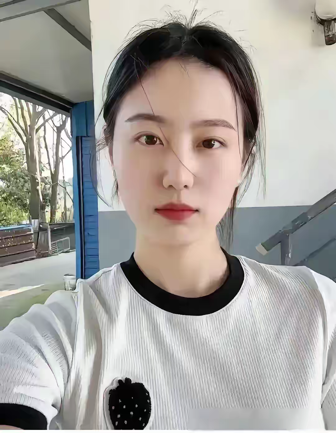 昨晚出去溜达捡了个手机，打开一看居然没有密码。也没有未接来电，翻了翻通讯录，看到
