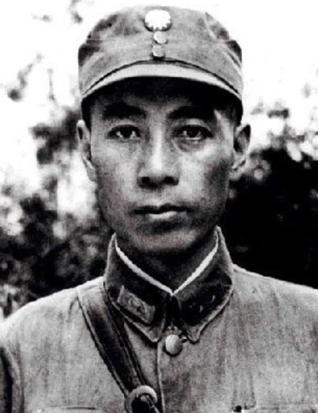 1930年的上海，周恩来手握钢笔，眉头紧锁，几页密密麻麻的草稿铺满了桌面，他正尝