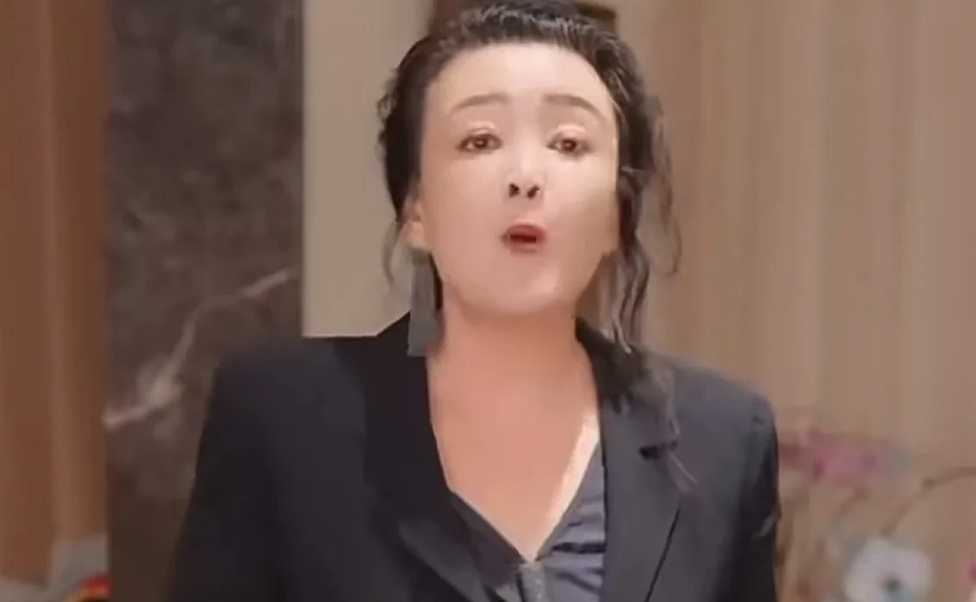 张兰天天以企业家自居，营造坚强的独立女性人设，动不动就说有多少个员工要养。我想说