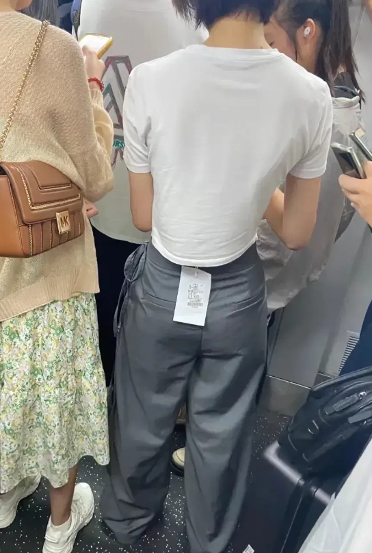 四川，一名男子乘坐地铁回家，在车厢内，偶然看到一位女士的裤子上还挂着吊牌。男子心