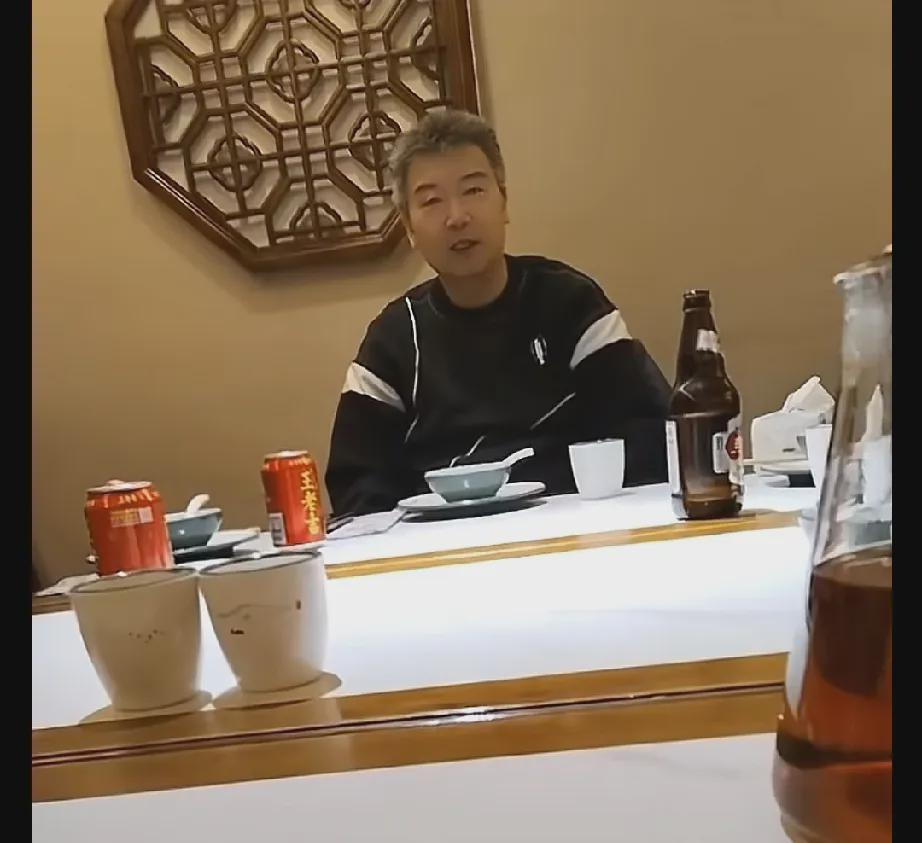 
 
 
国乒功勋教练李隼近日与亲友相聚的画面引发关注。这位头发花白的老人坐在聚