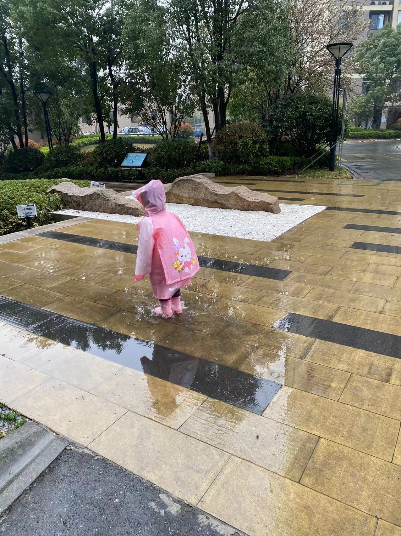 前天女儿睡觉之前突然讲了一些学校发生的不愉快。
女儿正在上幼儿园中班，她经常和A