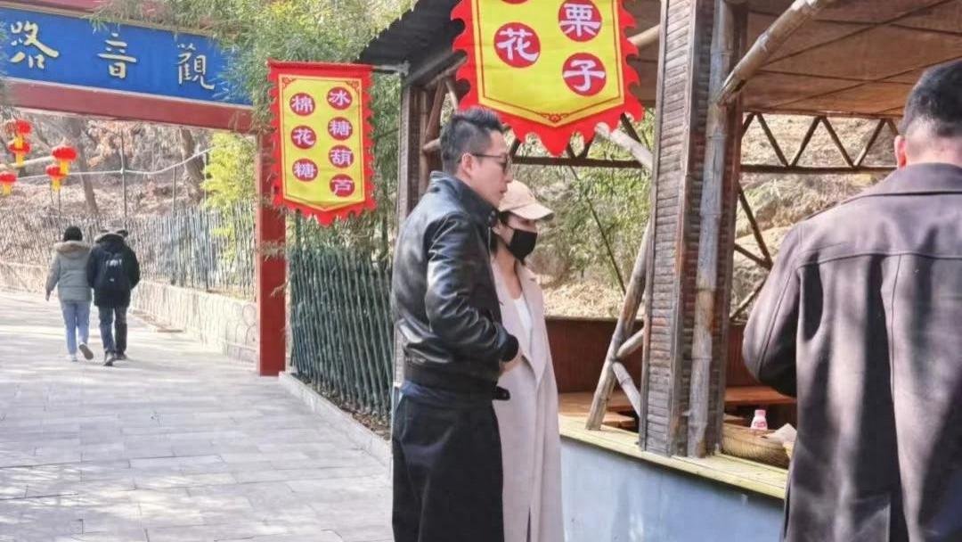 汪小菲马筱梅现身北京红螺寺，被指虔诚求子，精致打扮让网友心寒