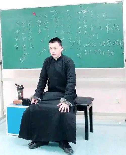 最近贾怀胤在直播里回应京剧博士的事儿，可真是引起了不小的轰动！他特别坦诚，直接承