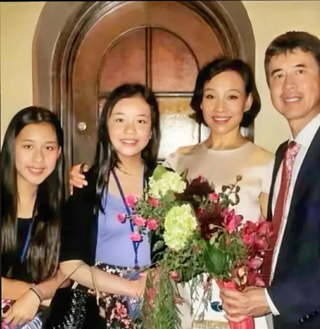 陈冲一家四口同框，大女儿像爸爸，小女儿像妈妈。
这是国际影后陈冲一家四口的全家福