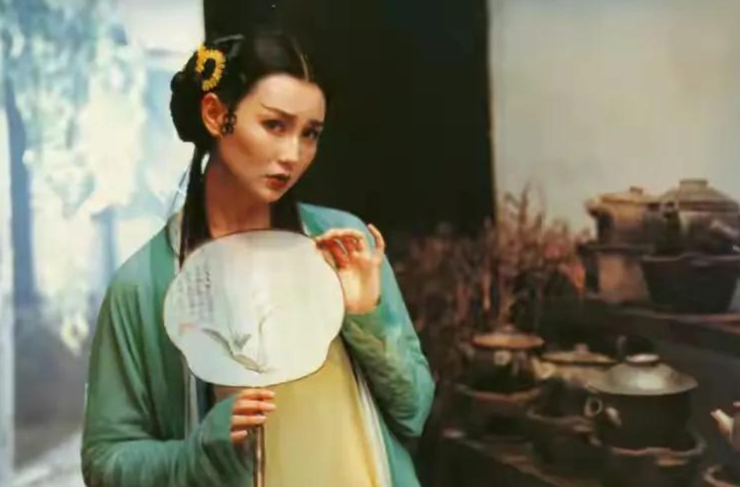 1993年，徐克邀请巩俐出演《青蛇》中的白蛇，巩俐问道：“谁是青蛇？”徐克说：“