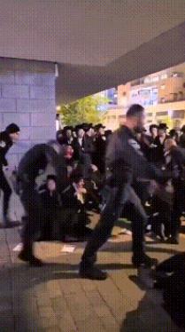 “打起来！打起来！打起来！”当地时间9月23日深夜，在以色列空军全面轰炸黎巴嫩全
