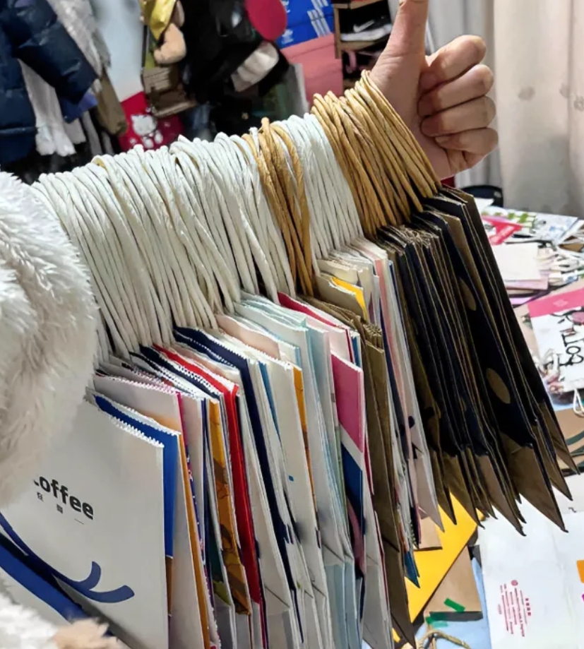 我妈让我拿着袋子滚出去