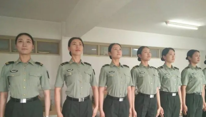 女兵管理难题重重                                