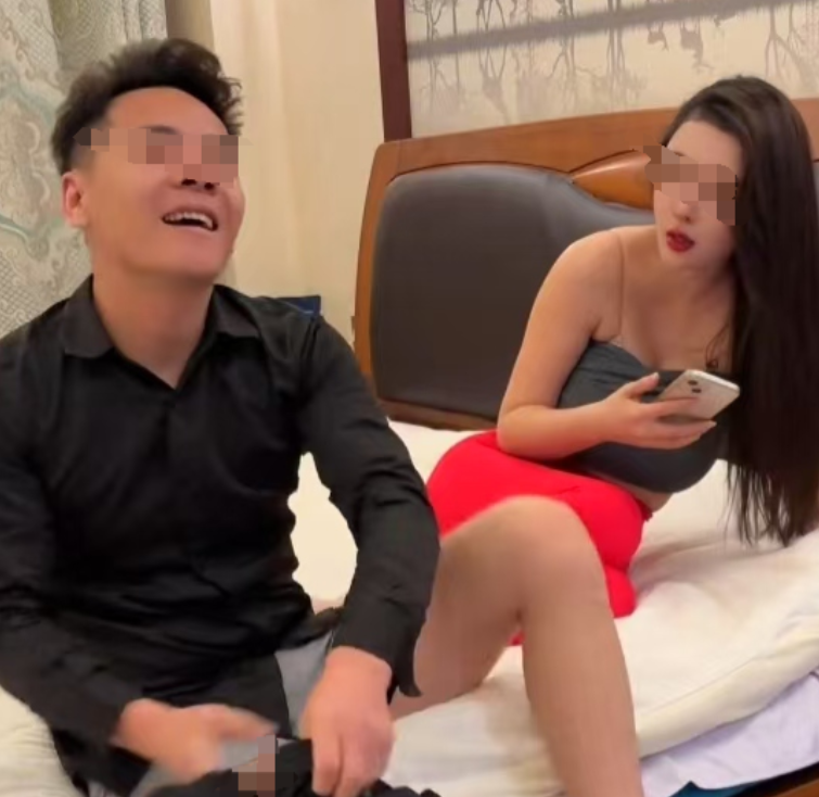 河南，一男子下夜班回家，竟撞见妻子与情人躺在床上。男子愤怒之下，抄起棍子就打，结