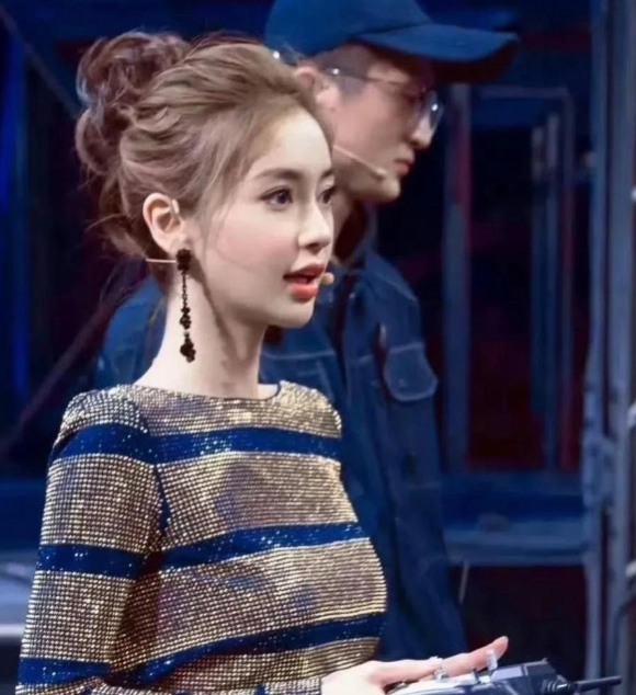 杨颖这组照片美得让人惊艳，第一次这么直观地感受到她的美！

杨颖那精致的面容和迷