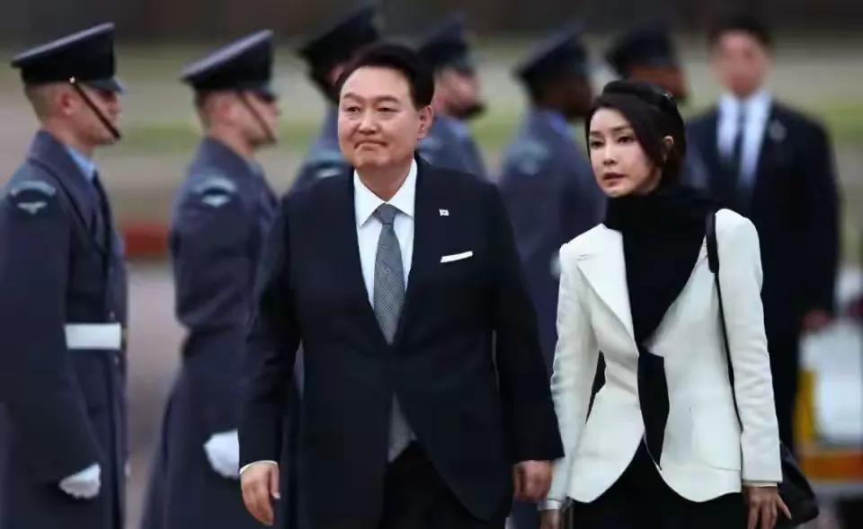 太劲爆了！韩国第一夫人被曝偷情，绯闻对象竟然神似尹锡悦？
最近，韩国政坛炸了锅，