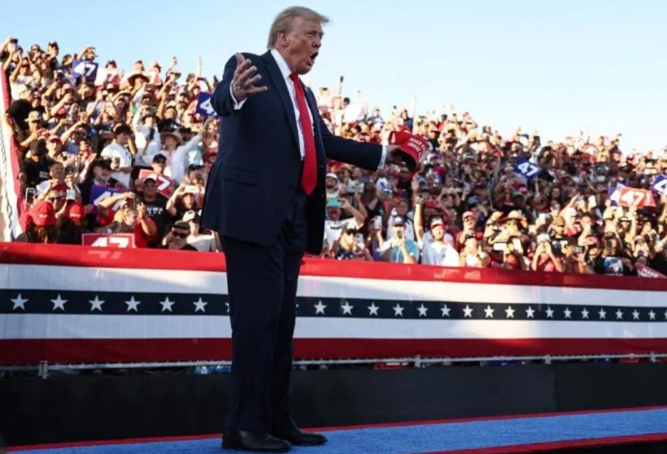 特朗普在加州举行竞选集会，一男子持有一支猎枪、一把手枪和大容量弹匣，在特朗普竞选