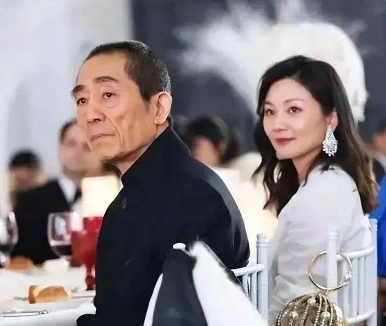 73岁的张艺谋和小自己32岁的娇妻陈婷越来越有夫妻相了，巩俐跟了他8年也没长成夫