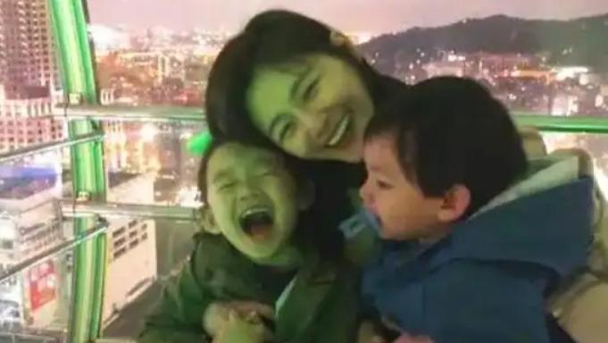 大S去世后，俩孩子一夜之间长大，女儿开始学马术，儿子开始学编程