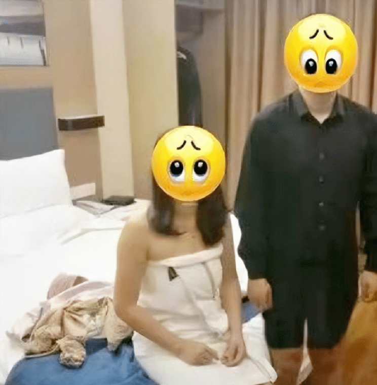 “太倒霉了”山东一男子，发现妻子与情夫在楼下酒店幽会，当他强行闯入后，看见妻子穿