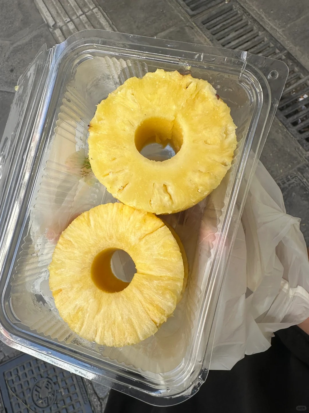 欧洲的菠萝为什么要把芯去掉啊！
我最爱就是w那一口了中间好浪费啊