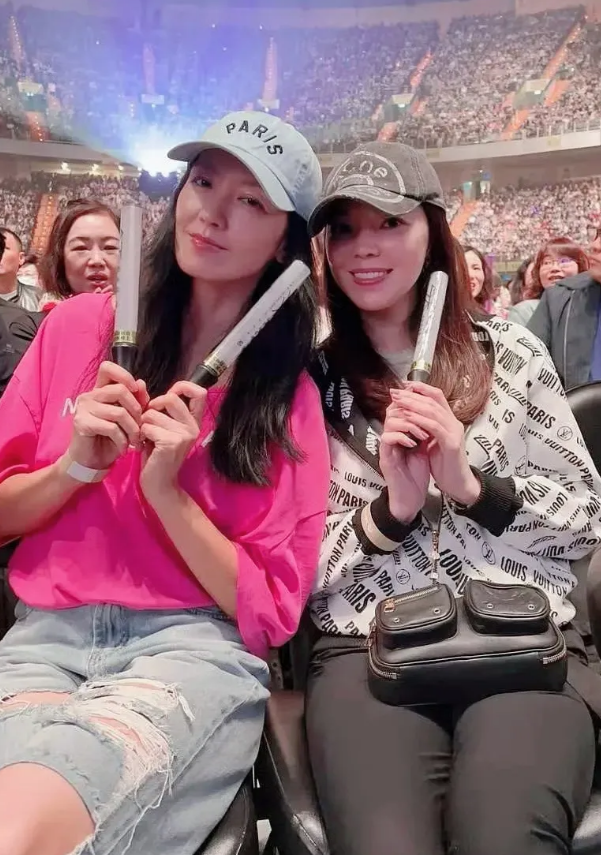 美丽依旧！近50岁的她，到场支持老友刘德华演唱会。她曾把荧幕初吻献给了刘德华，两