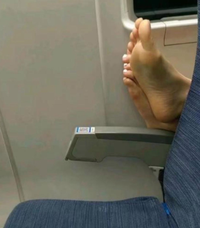 我今天 出差，上高铁就看到这一幕，这应该是女人的脚吧？真没素质！
