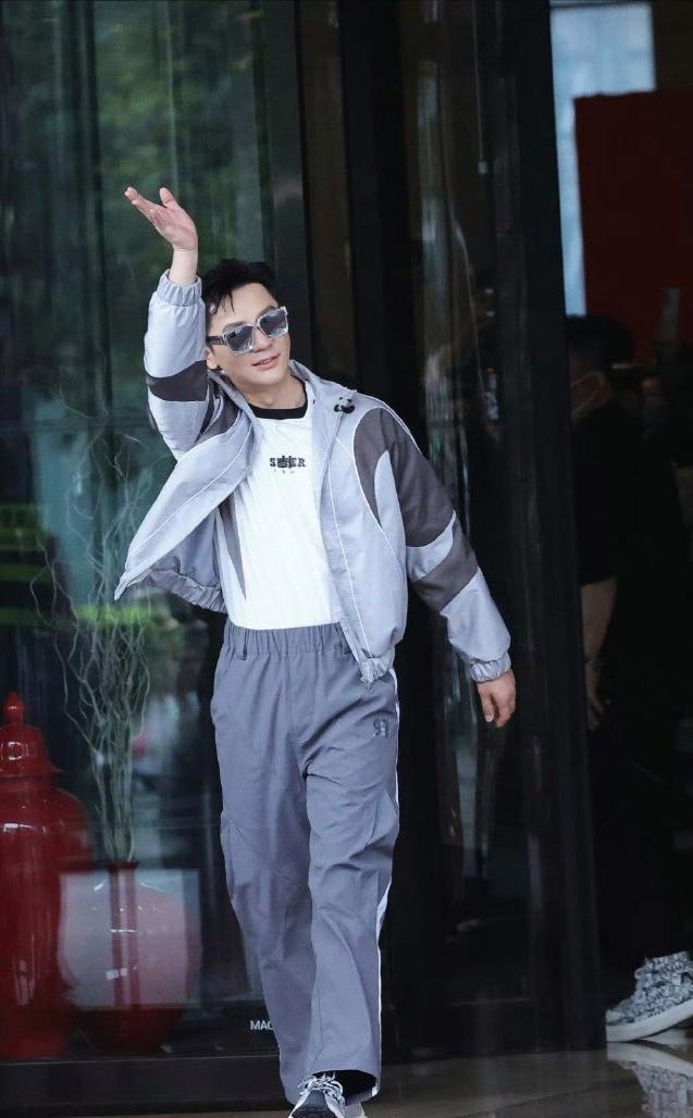 🎉哇塞！兄弟们，猜猜看，谁又回来霸占我们的视线了？对，你没猜错，就是我们的《奔