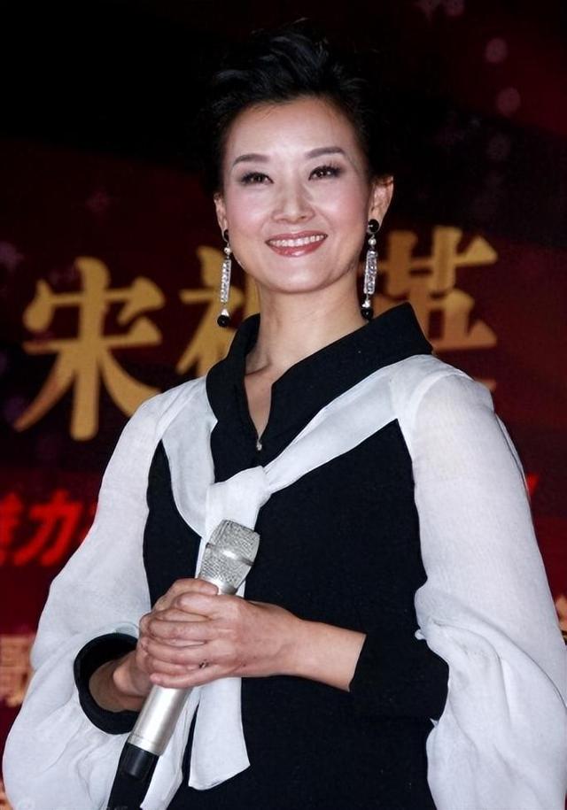 “民歌天后”宋祖英:为何能够连上24年春晚?且看赵本山的评价(苹果充电宝怎么验真假)-第13张图片-九妖电影 “民歌天后”宋祖英:为何能够连上24年春晚?且看赵本山的评价(苹果充电宝怎么验真假)-第13张图片-九妖电影