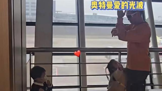 苗苗郑恺一家四口的家庭旅行真实普通却幸福的冒泡，两小孩超可爱