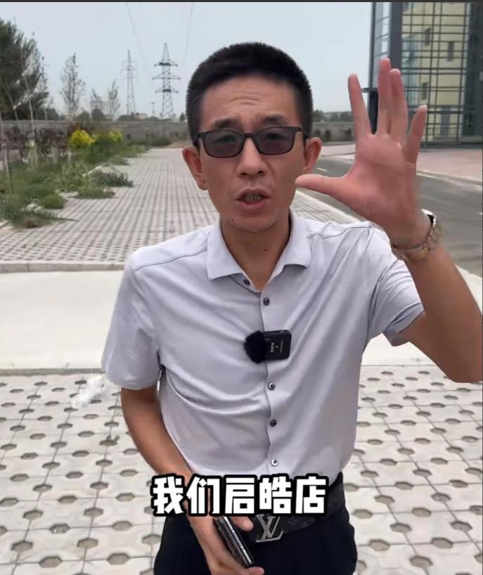 12月2日，张家口启皓二手车市场曝出了一个大瓜，多名当地人爆料，网红老板杜哥疑似