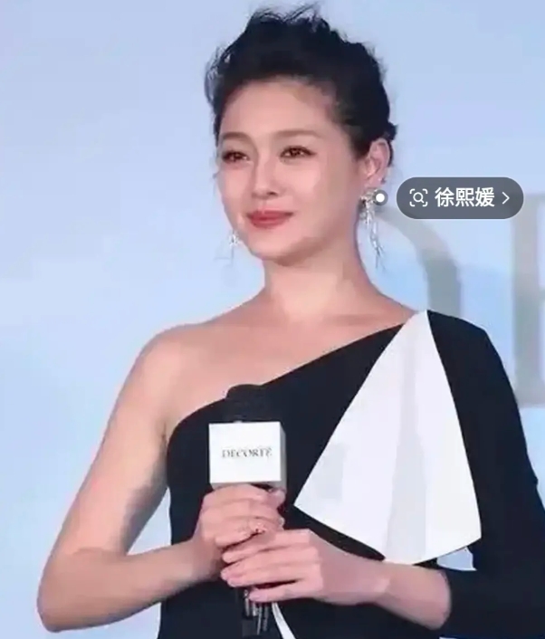 你有没有发现大S徐熙媛和谢大脚于月仙长得很像?
这两个人女艺人不但长得像，连去世