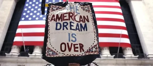 美国最近通过的两个法案，一个人反犹法，给犹太人穿上了防护服，做了美国第一等公民。