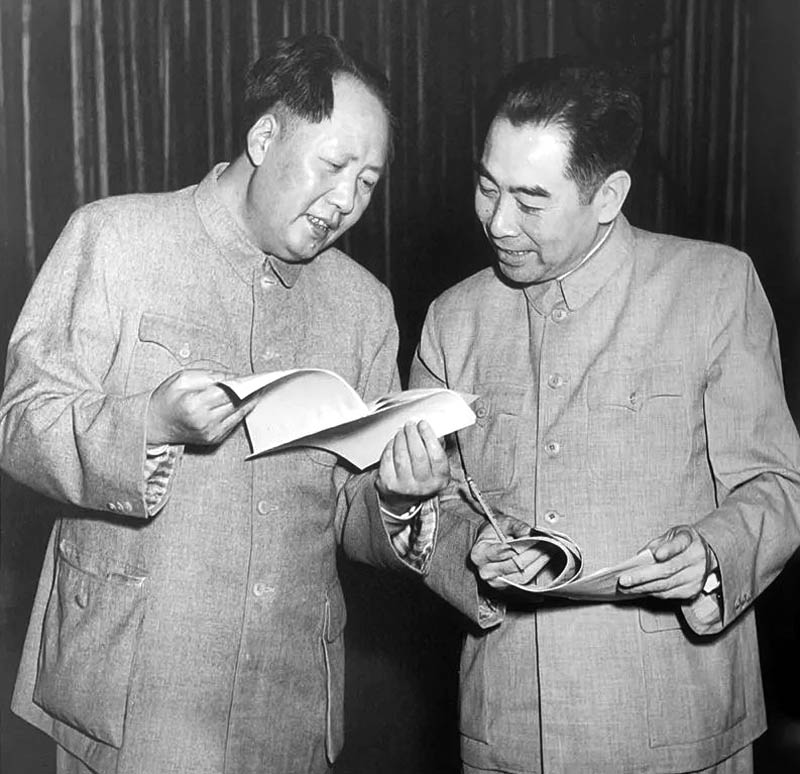 人民英雄纪念碑，正好见证了毛主席与周总理的珠联璧合