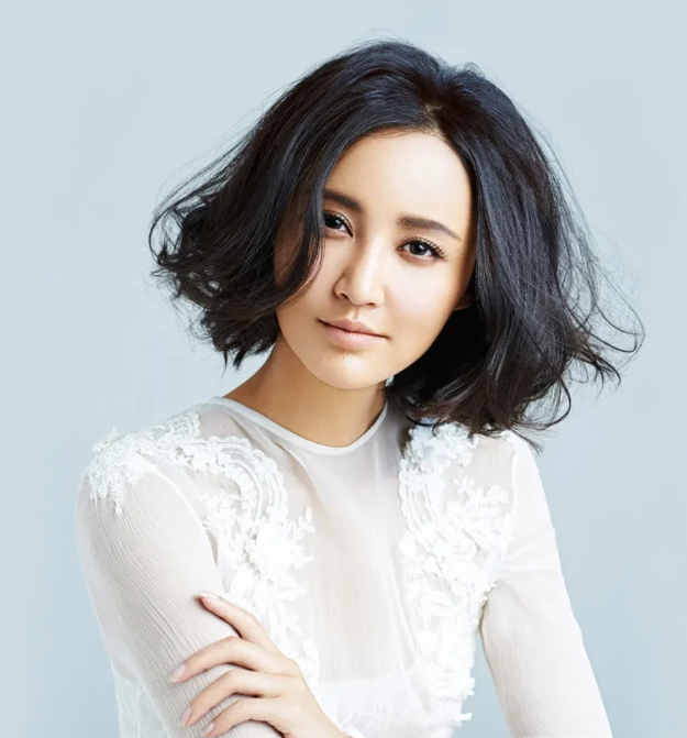 张歆艺什么都吃，但半个月狂减20斤。一次主持人就问张歆艺:“你平时吃得多吗？”张