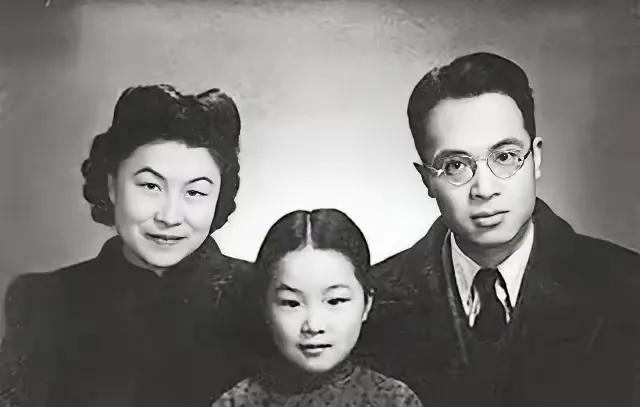 1996年，北京一间躺着一个背部因褥疮溃烂的中年女人。此时的她已病入膏肓，医生只